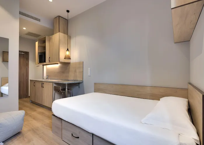 בית הארחה Livensa Living Feria מאלגה